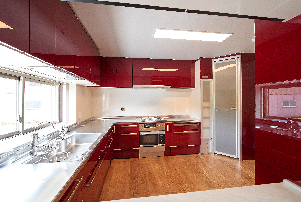 赤いキッチンの家