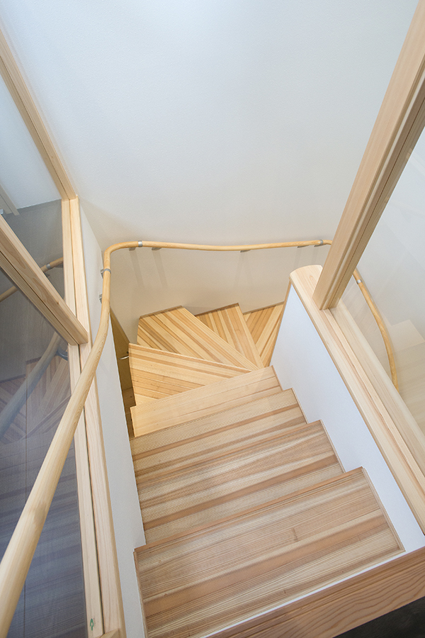杉板で出来た木製階段